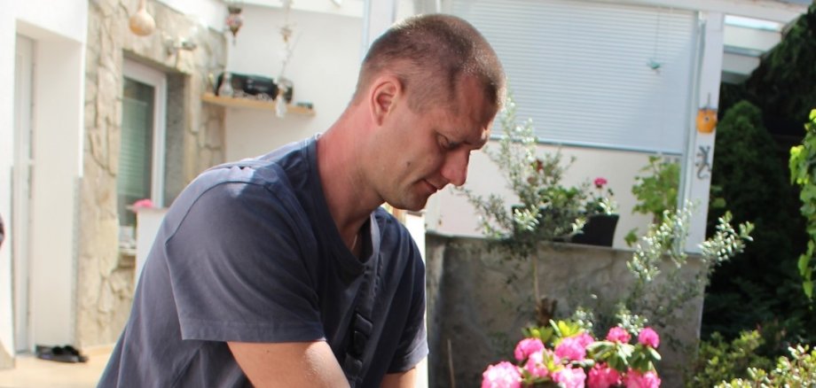 Fliesenlegerhelfer Vasyl Prokopovych auf der Baustelle.