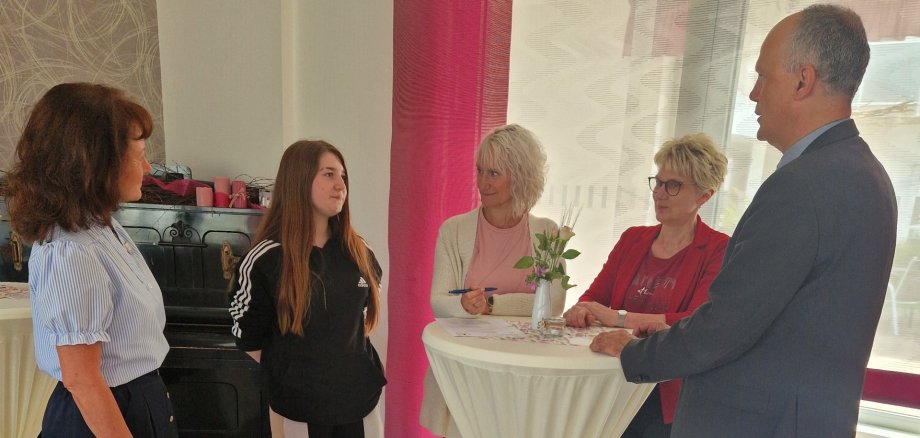 Foto (v. l. n. r.): Doreen Albrecht (Sachgebietsleiterin Eingliederung und Teilhabe Jobcenter Salzlandkreis), Emely Samantha Kempa (angehende Auszubildende „Staatlich anerkannte Pflegehelferin“), Kristina Fritsche (Pflegedienstleiterin im stationären Bereich beim Pflegedienst Koschmieder), Annett Koschmieder (Geschäftsführerin Häuslicher Pflegedienst Koschmieder und Seniorenwohnpark Tannenhof in Calbe), Thomas Holz (Betriebsleiter Jobcenter Salzlandkreis).
