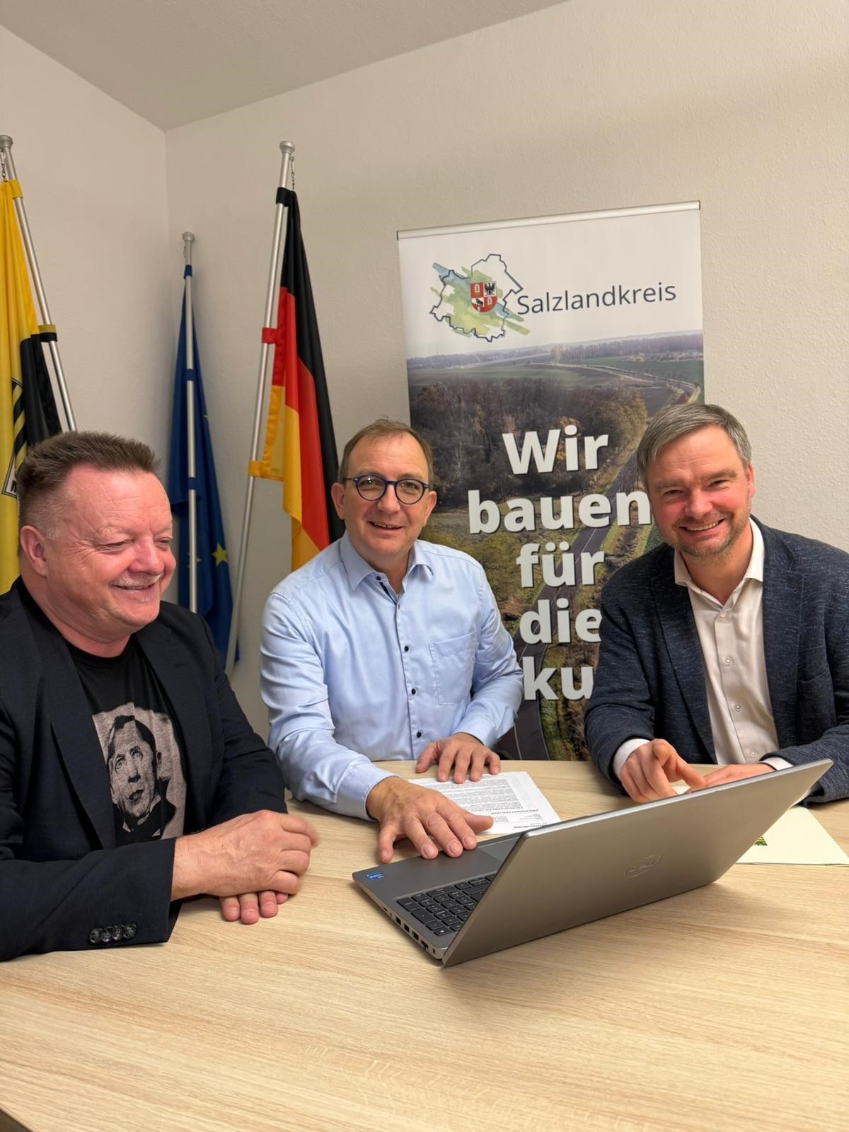 Head of Department Tilo Wechselberger, District Administrator Markus Bauer and Aschersleben Mayor Steffen Amme (from left) at the signing of the contract at the district administration office in Bernburg.