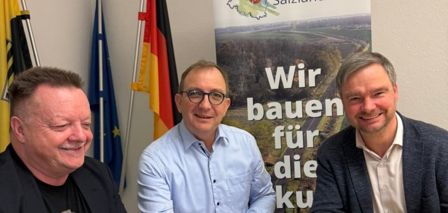 Head of Department Tilo Wechselberger, District Administrator Markus Bauer and Aschersleben Mayor Steffen Amme (from left) at the signing of the contract at the district administration office in Bernburg.