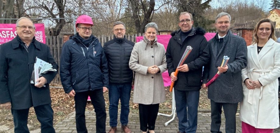 Freckleben mayor Frank Hänsgen, Andreas Meyer from Deutsche Telekom, Infrastructure Minister Dr Lydia Hüskens, District Administrator Markus Bauer and Aschersleben Mayor Steffen Amme (from left) at the opening ceremony in Freckleben on Wednesday afternoon.