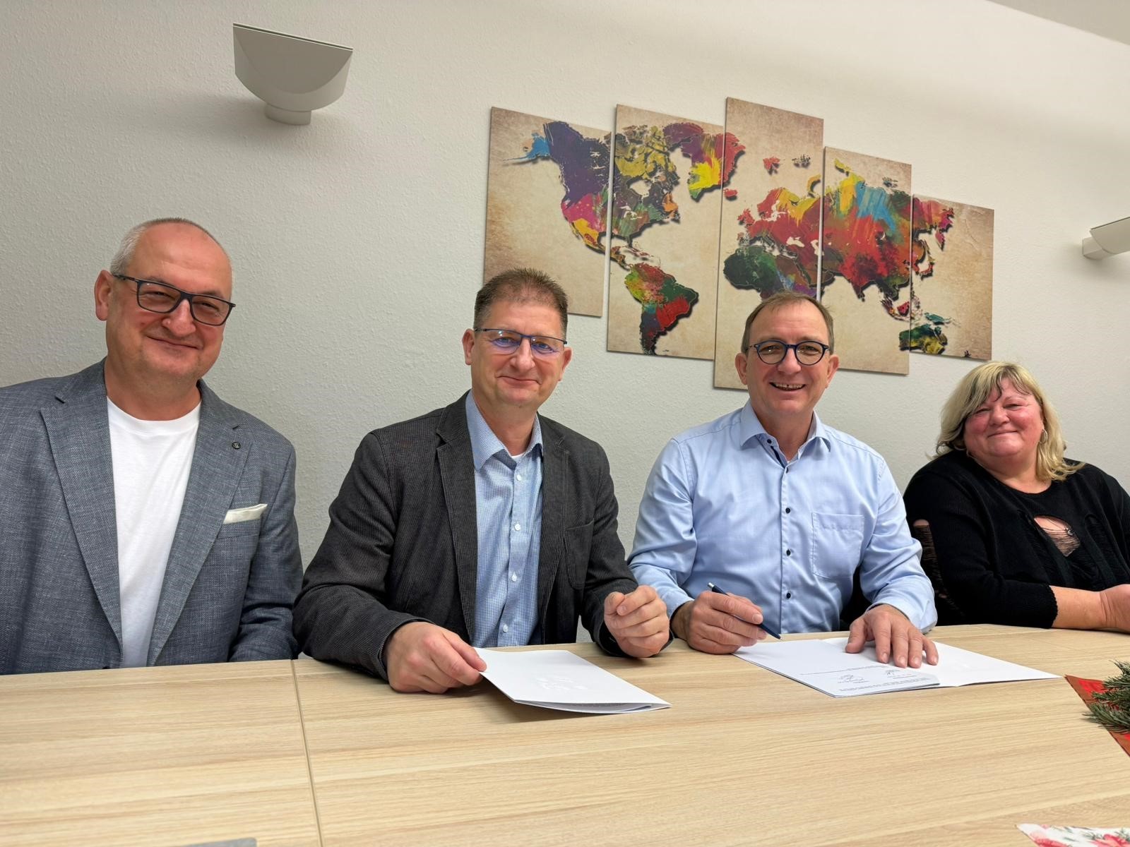 Eggersdorf's mayor Stefan Jacobs, Bördeland's mayor Marco Schmoldt, district administrator Markus Bauer and Großmühlingen's mayor Ines Schleinitz (from left) are pleased about the conclusion of the agreement for the new construction of the cycle path in the municipality of Bördeland.