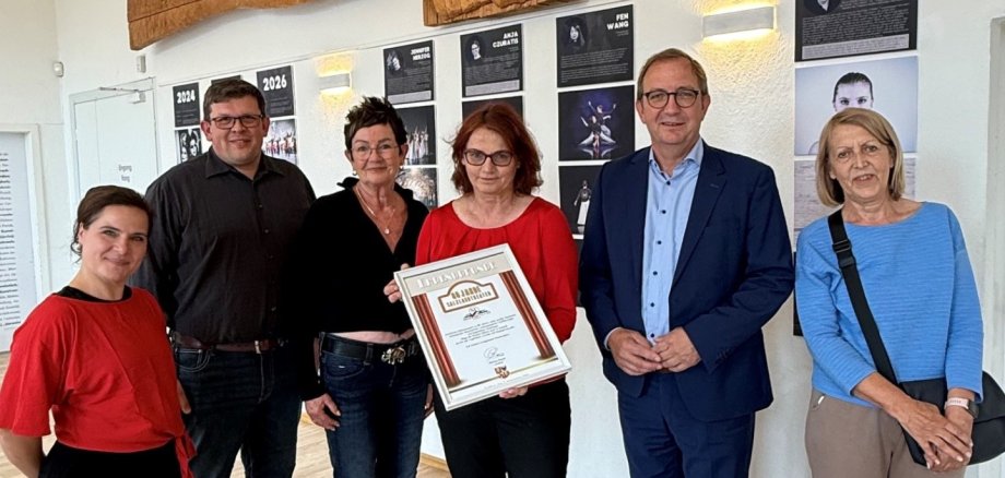 District Administrator Markus Bauer (2nd from the right), Bianca Görke, Chair of the Theatre Support Association (3rd from the right), and Theatre Director Stephan Czuratis (2nd from the left), together with other leading representatives, during a visit to Staßfurt District Administrator Markus Bauer (2nd from the right), Bianca Görke, Chair of the Theatre Support Association (3rd from the right), and Theatre Director Stephan Czuratis (2nd from the left), together with other leading representatives, during a visit to Staßfurt