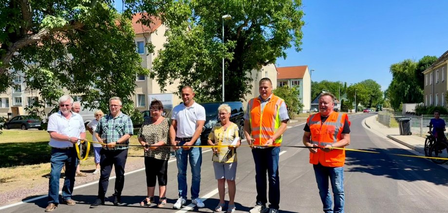In the photo taken at the official opening ceremony organised by the Salzlandkreis (from left): Joannes Lübbers, Frank Stehning (Town of Hecklingen), Ethel-Maria Muschalle-Höllbach, Christian Rachow (STRABAG), Ilona Klamm (local resident), Marcus Hupel (KWB) and Tilo Wechselberger.
