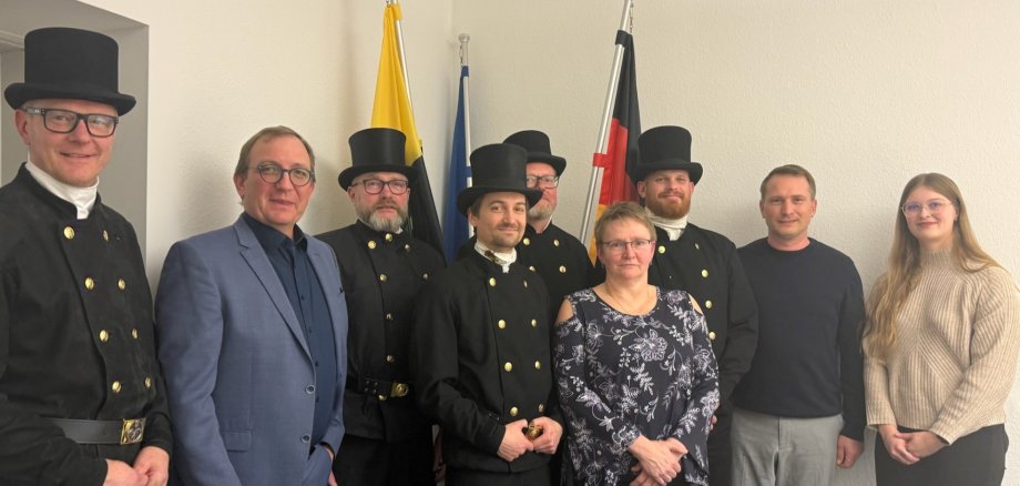 District Administrator Markus Bauer (2nd from left) welcomed the chimney sweeps to his consultation room for the traditional exchange of experiences.