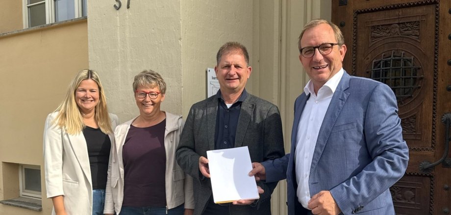 From right: District Administrator Markus Bauer at a joint information session with Bördeland’s Mayor Marco Schmoldt, as well as Evelin Wolter and Luisa Brune, staff members of the District and Economic Development and Tourism Department