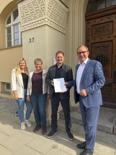 From right: District Administrator Markus Bauer at a joint information session with Bördeland’s Mayor Marco Schmoldt, as well as Evelin Wolter and Luisa Brune, staff members of the District and Economic Development and Tourism Department