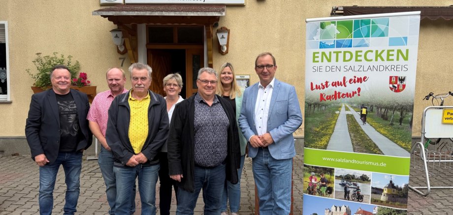 The photograph shows District Administrator Markus Bauer (right) and Güste’s Mayor Michael Kruse at the announcement of the joint construction project. The photograph shows District Administrator Markus Bauer (right) and Güste’s Mayor Michael Kruse at the announcement of the joint construction project.