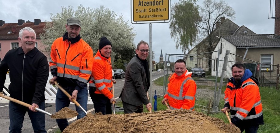 District Administrator Markus Bauer (3rd from right) and Head of Department Tilo Wechselberger (2nd from right), Atzendorf's mayor Peter Rotter (left) and representatives of the contractor Jaeger Spezial- und Tiefbau GmbH + Co. KG from Bernburg at the official ground-breaking ceremony on the K 1302. District Administrator Markus Bauer (3rd from right) and Head of Department Tilo Wechselberger (2nd from right), Atzendorf's mayor Peter Rotter (left) and representatives of the contractor Jaeger Spezial- und Tiefbau GmbH + Co. KG from Bernburg at the official ground-breaking ceremony on the K 1302.