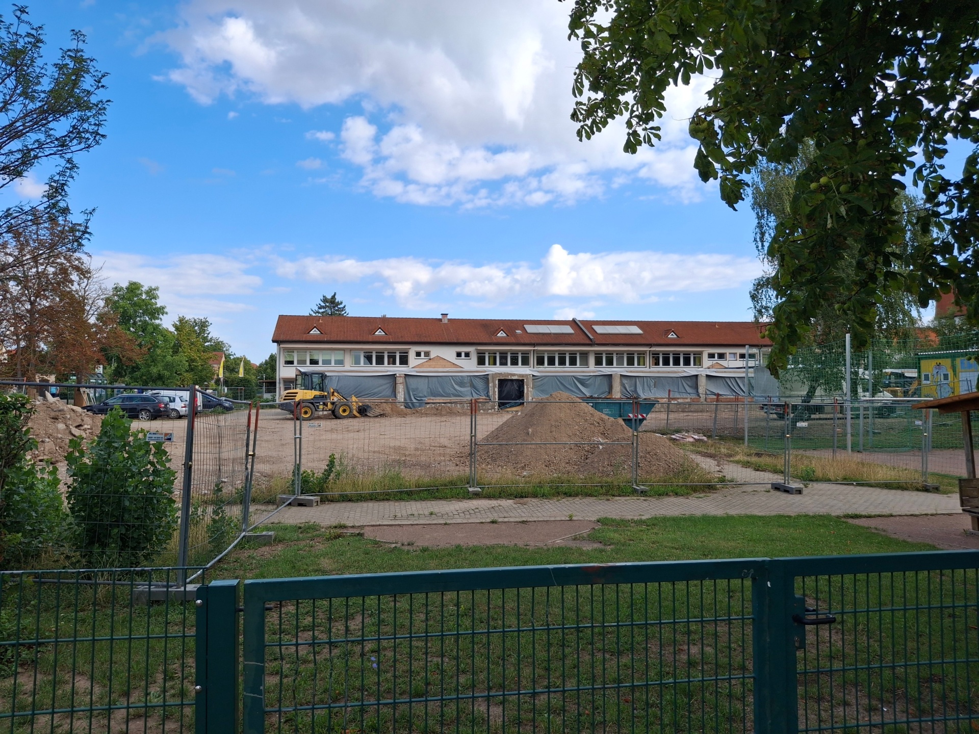 The photograph shows the current construction site of the ‘Lebensweg’ special needs school on Karl-Marx-Straße in Bernburg. The school is being upgraded and extended as part of a support programme costing millions.