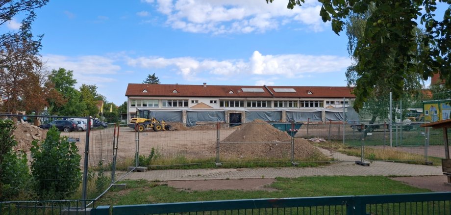 The photograph shows the current construction site of the ‘Lebensweg’ special needs school on Karl-Marx-Straße in Bernburg. The school is being upgraded and extended as part of a support programme costing millions.
