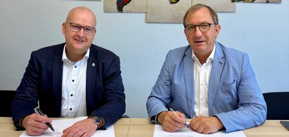 The photograph shows Seeland’s mayor, Robert Käsebier (left), and District Administrator Markus Bauer signing the contract. The photograph shows Seeland’s mayor, Robert Käsebier (left), and District Administrator Markus Bauer signing the contract.