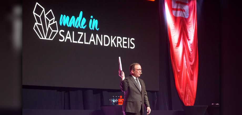 District Administrator Markus Bauer presents the new "made in Salzlandkreis" label