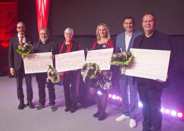 Savings Bank board members Hans-Michael Strube (left) and Michael Haßkerl (right) each hand over 1000 euros to the Lyrachor Aschersleben association, the dance department of the Aktivleben association, the Katharinenschule Schneidlingen support association and the Schöpfrad association