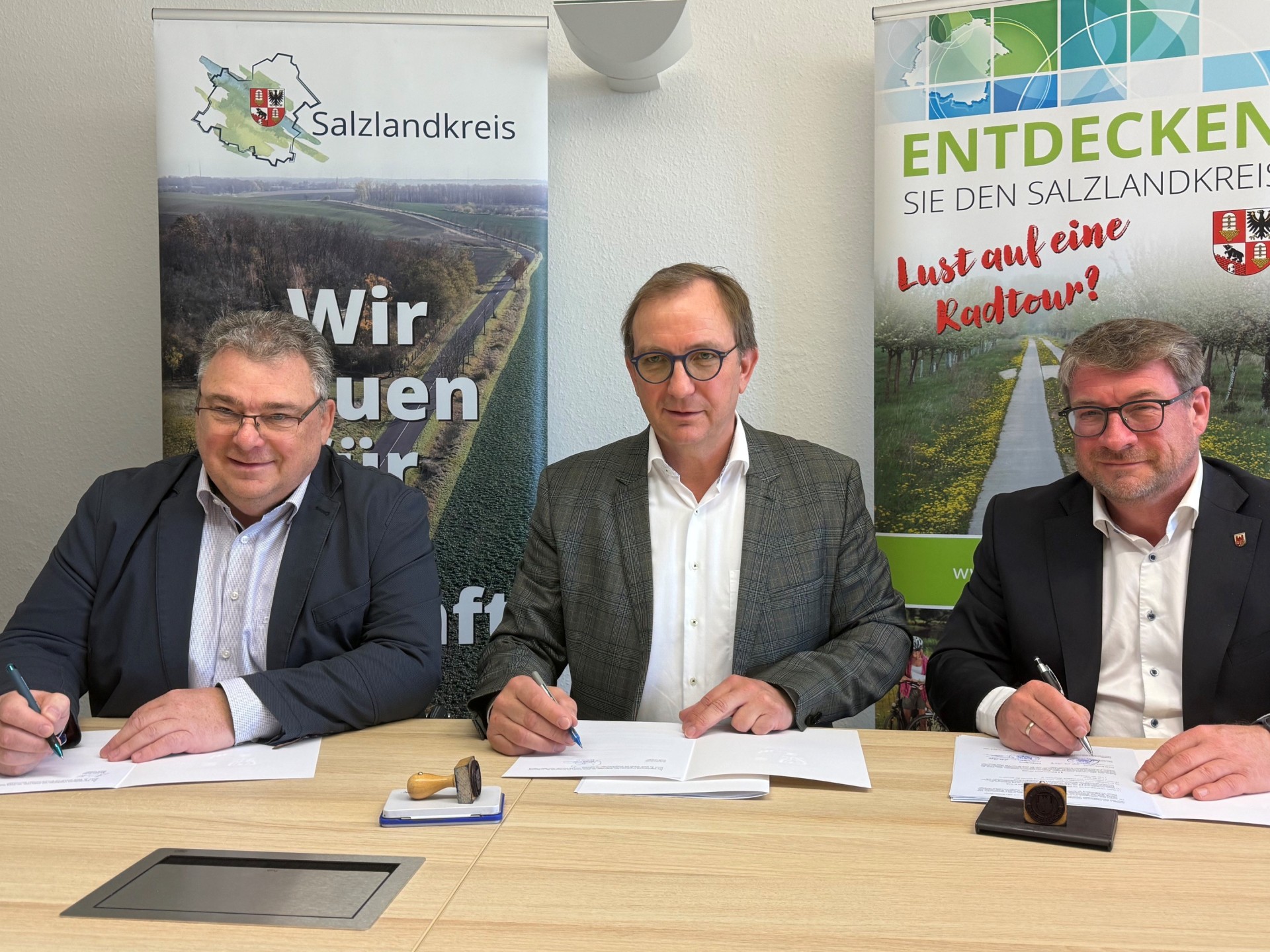 Güsten Mayor Michael Kruse (left), District Administrator Markus Bauer and Schönebeck Mayor Bert Knoblauch at the signing of the agreements at the district administration office in Bernburg.