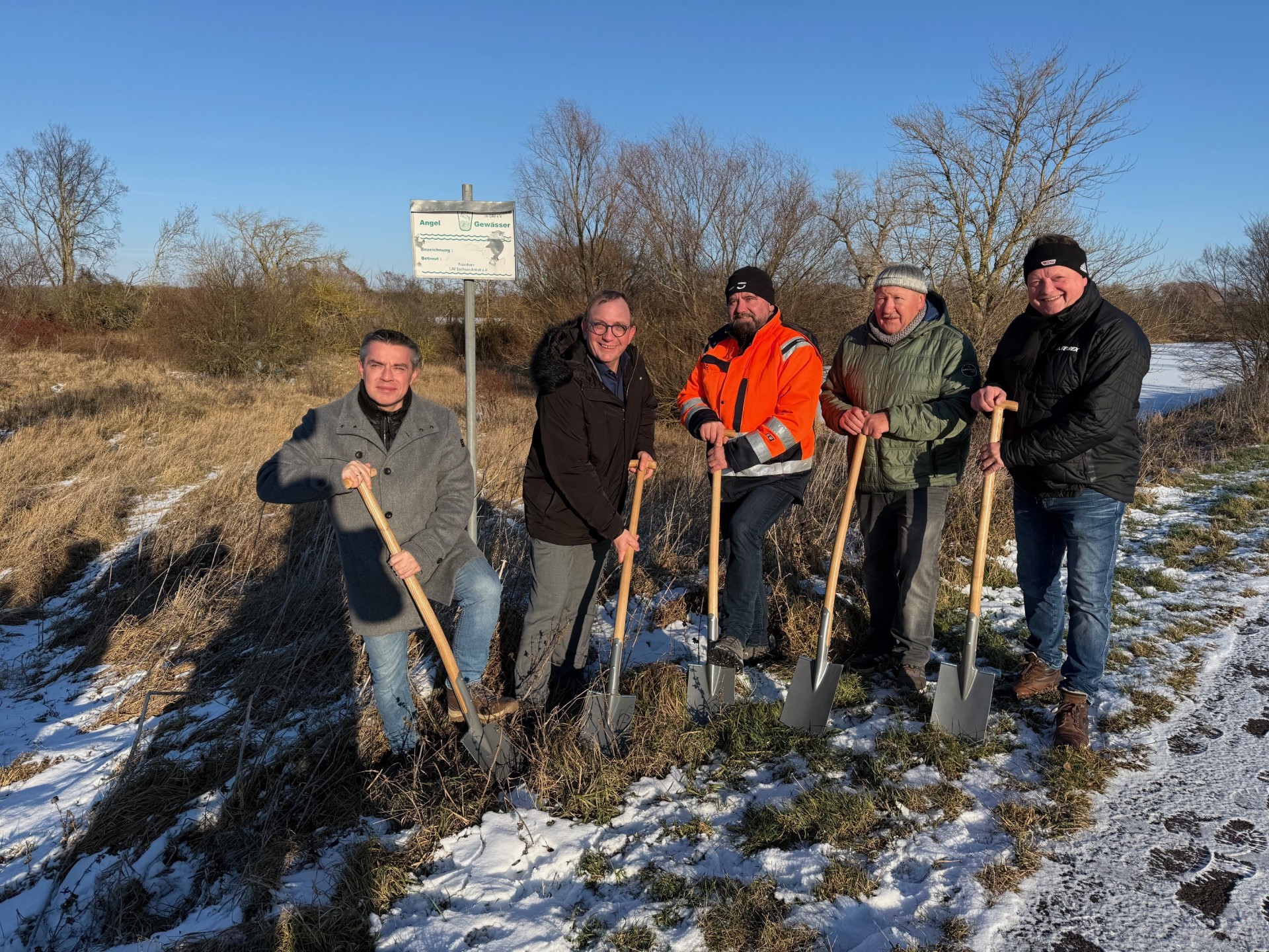 Member of the state parliament Stefan Ruland, district administrator Markus Bauer, Robby Beck from the commissioned construction company, Plötzkau mayor Peter Rosenhagen and head of the association Tilo Wechselberger at the symbolic ground-breaking ceremony at the Saalealtarm.