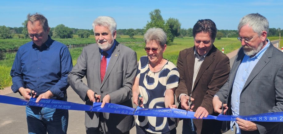 From left: District Administrator Markus Bauer, Environment Minister Prof. Dr Armin Willingmann, the Director of the State Office for Flood Protection and Water Management (LHW) Martina Große-Sudhues, Barby's Mayor Dr Jörn Weinert at the inauguration of the final section of the main dyke between Calbe (Saale) and Barby