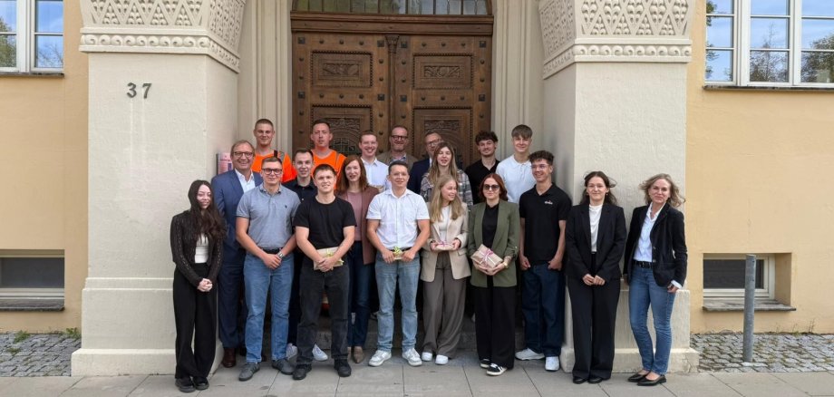 The photograph shows the participants at the joint welcome reception in Bernburg with District Administrator Markus Bauer (2nd from the left) The photograph shows the participants at the joint welcome reception in Bernburg with District Administrator Markus Bauer (2nd from the left)