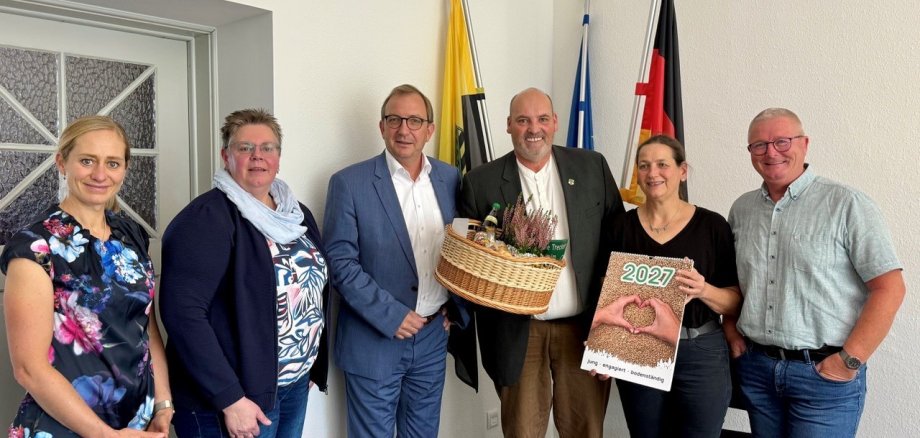 Pictured, from left to right: Stefanie Olsen, Head of the Climate, Environment and Nature Conservation Department; Diana Borchert from the Nordharz District Farmers’ Association; District Administrator Markus Bauer; Matthias Saudhof from the Salzland District Farmers’ Association; Managing Director Katharina Elwert; and Board Member Thomas Thalmann.