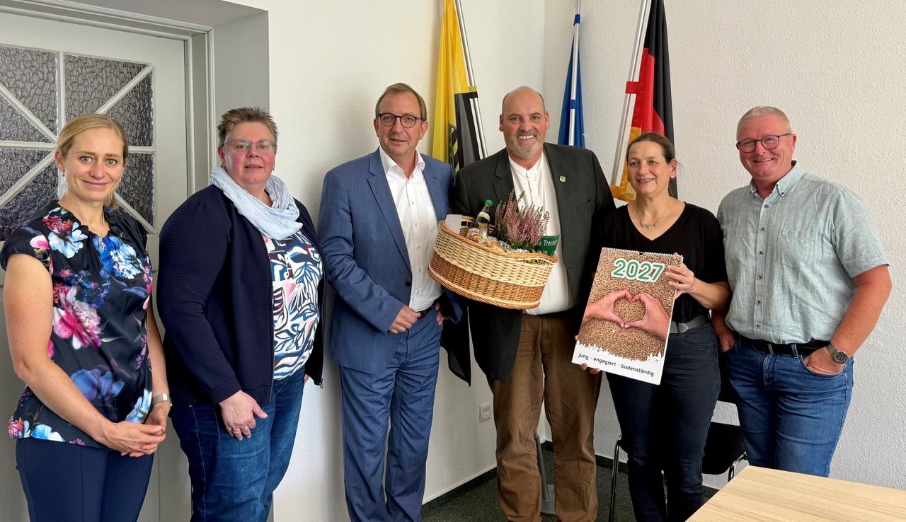Pictured, from left to right: Stefanie Olsen, Head of the Climate, Environment and Nature Conservation Department; Diana Borchert from the Nordharz District Farmers’ Association; District Administrator Markus Bauer; Matthias Saudhof from the Salzland District Farmers’ Association; Managing Director Katharina Elwert; and Board Member Thomas Thalmann.