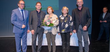 From left to right: Mr Markus Bauer, District Administrator Salzlandkreis; Mr Marco Schmoldt, Mayor of Bördeland; Ms Gudrun Schäfer, Honorary Award Winner; Ms Astrid Müller, Equal Opportunities Officer Salzlandkreis; Mr Andreas Ahlhelm, Managing Director Salzlandküche GmbH