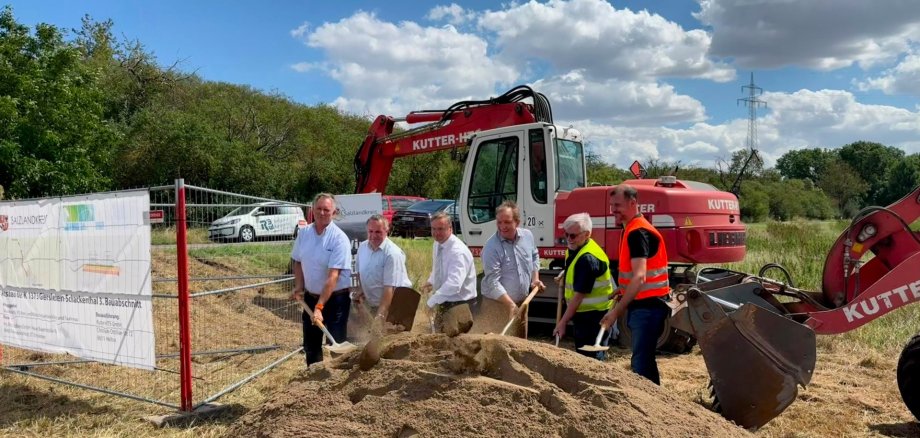 Pictured: Steffen Amme, Mayor of Aschersleben (3rd from left), District Administrator Markus Bauer (4th from left), and representatives of the planning consultancy and the construction company Pictured: Steffen Amme, Mayor of Aschersleben (3rd from left), District Administrator Markus Bauer (4th from left), and representatives of the planning consultancy and the construction company