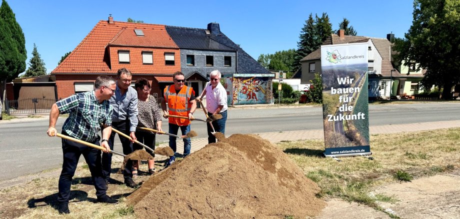 The photograph shows (from left to right) Frank Stehning (Town of Hecklingen), Jens Traunsberger (Agens), Ethel-Maria Muschalle-Höllbach, Tilo Wechselberger and Johannes Lübbers at the symbolic ground-breaking ceremony. The photograph shows (from left to right) Frank Stehning (Town of Hecklingen), Jens Traunsberger (Agens), Ethel-Maria Muschalle-Höllbach, Tilo Wechselberger and Johannes Lübbers at the symbolic ground-breaking ceremony.