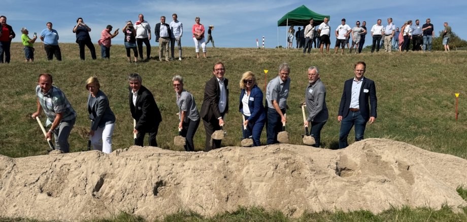The photograph shows District Administrator Markus Bauer (centre) alongside the partners from the political and administrative spheres involved in the construction of the largest pedestrian and cycle bridge in eastern Germany.