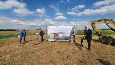 Saxony-Anhalt Economics Minister Professor Armin Willingmann, State Secretary for Culture Gunnar Schellenberger and State Archaeologist Professor Harald Meller symbolically cut the first sod together with District Administrator Markus Bauer (photo from left: H. Meller, G. Schellenberger, M. Bauer, A. Willingmann).