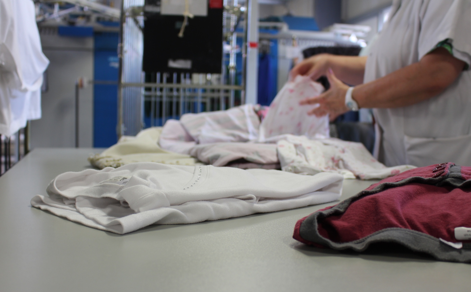 Die Wäsche wird händisch sortiert und gelegt.