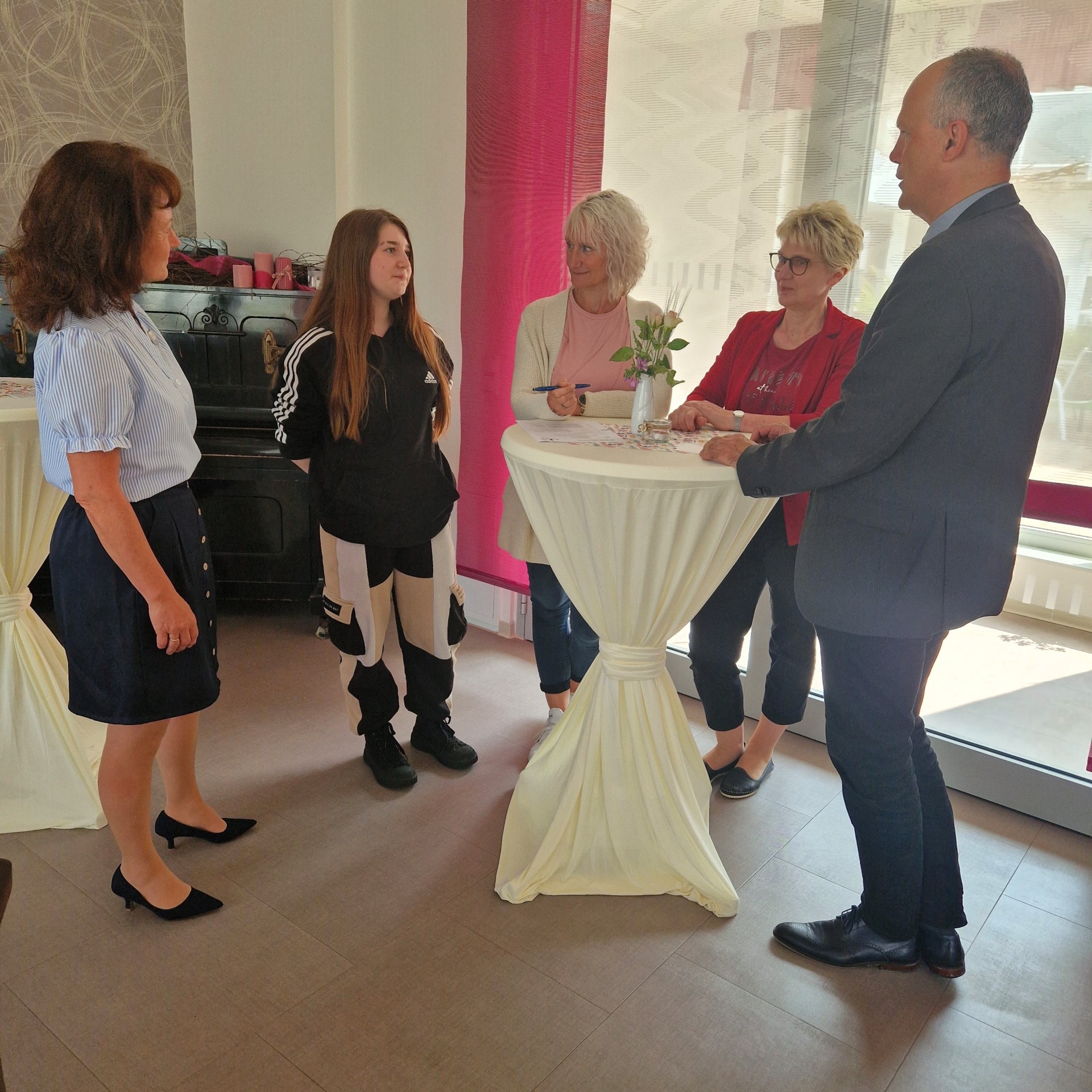 Foto (v. l. n. r.): Doreen Albrecht (Sachgebietsleiterin Eingliederung und Teilhabe Jobcenter Salzlandkreis), Emely Samantha Kempa (angehende Auszubildende „Staatlich anerkannte Pflegehelferin“), Kristina Fritsche (Pflegedienstleiterin im stationären Bereich beim Pflegedienst Koschmieder), Annett Koschmieder (Geschäftsführerin Häuslicher Pflegedienst Koschmieder und Seniorenwohnpark Tannenhof in Calbe), Thomas Holz (Betriebsleiter Jobcenter Salzlandkreis).