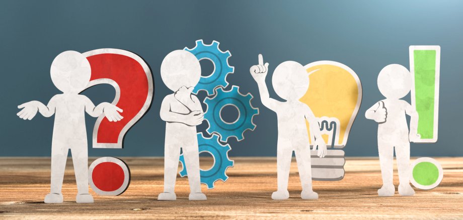 Vier weiße Männchen mit jeweils einem farbigen Symbol neben sich.