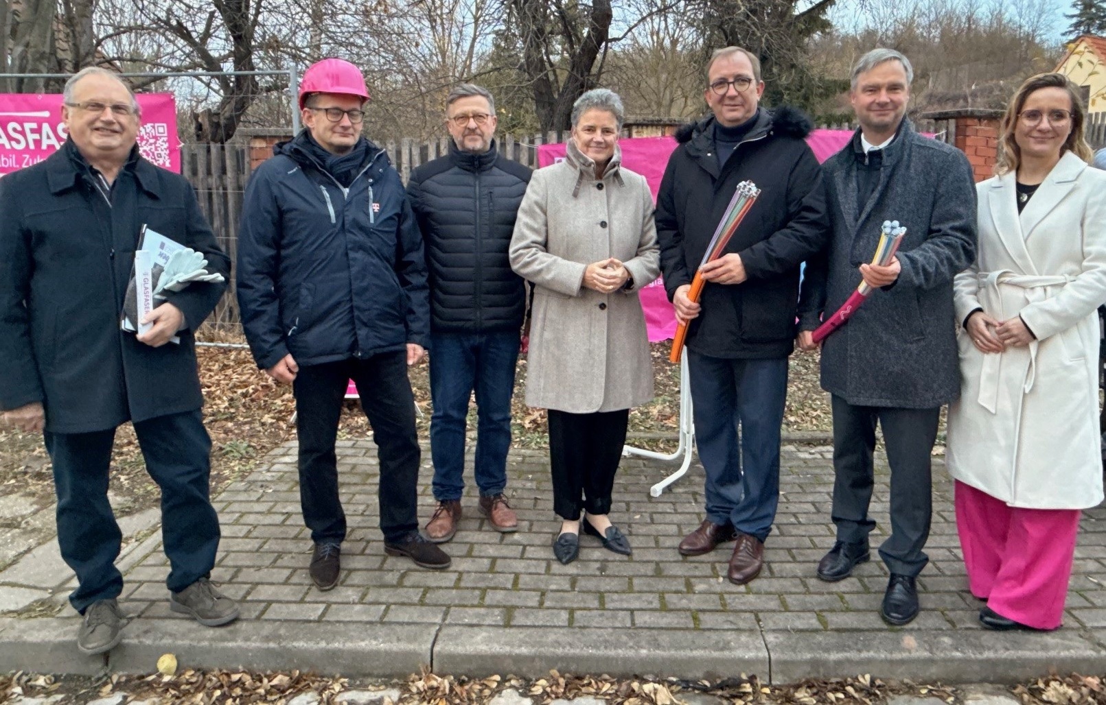 El alcalde de Freckleben, Frank Hänsgen, Andreas Meyer, de Deutsche Telekom, la ministra de Infraestructuras, Dra. Lydia Hüskens, el administrador del distrito, Markus Bauer, y el alcalde de Aschersleben, Steffen Amme (de izq. a dcha.), en la ceremonia de inauguración celebrada en Freckleben el miércoles por la tarde.