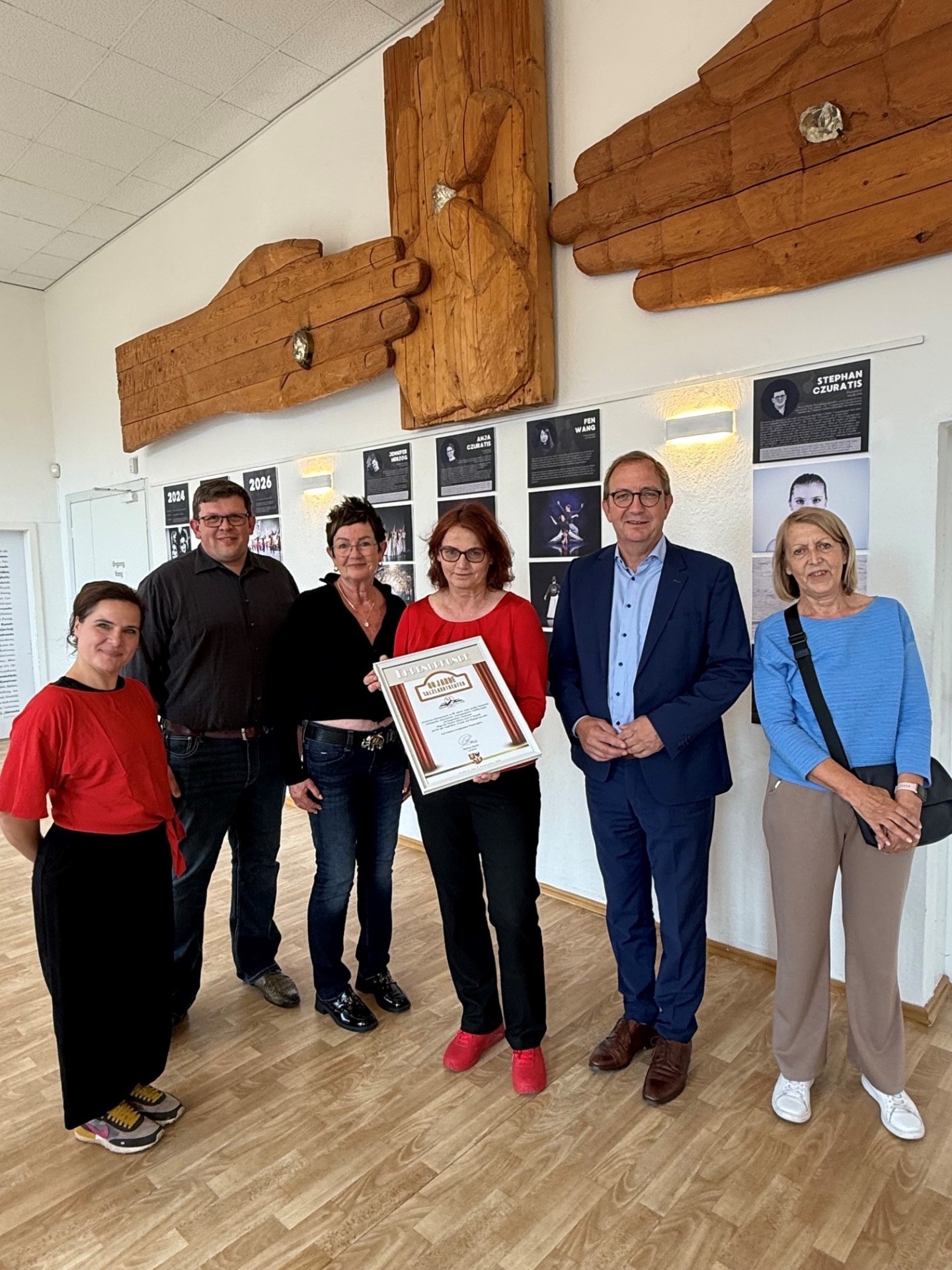 El presidente del Consejo Regional, Markus Bauer (2.º por la derecha), Bianca Görke, presidenta de la Asociación de Apoyo al Teatro (3.ª por la derecha), y el director del teatro, Stephan Czuratis (2.º por la izquierda), junto con otros representantes destacados, durante la visita a Staßfurt
