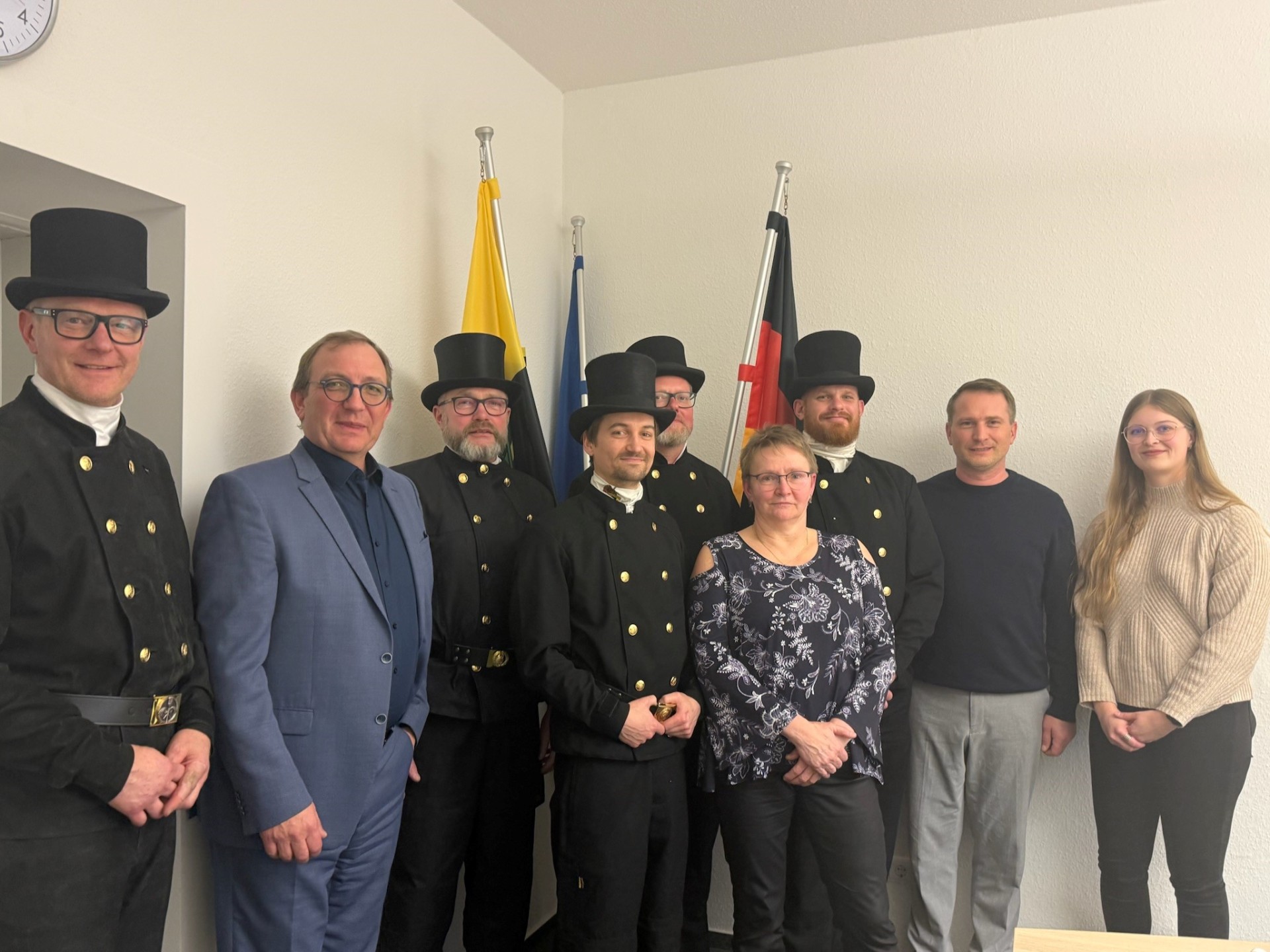El administrador del distrito, Markus Bauer (2º por la izquierda), recibió a los deshollinadores en su sala de consulta para el tradicional intercambio de experiencias.