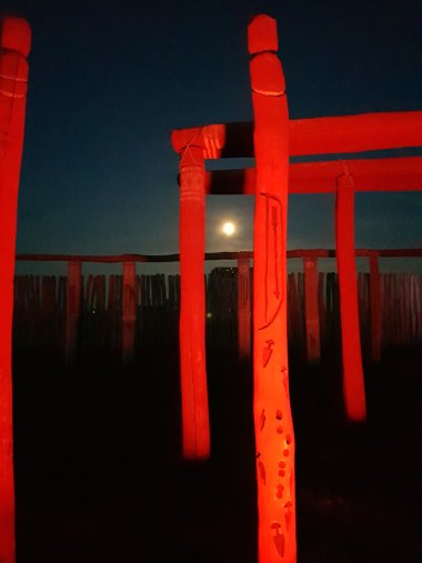 El santuario circular de Pömmelte por la noche