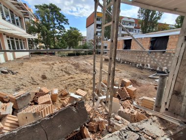 La foto muestra las obras actuales de la escuela de educación especial «Lebensweg», situada en la calle Karl-Marx de Bernburg. La escuela se está reformando y ampliando como medida de apoyo, con una inversión de varios millones.
