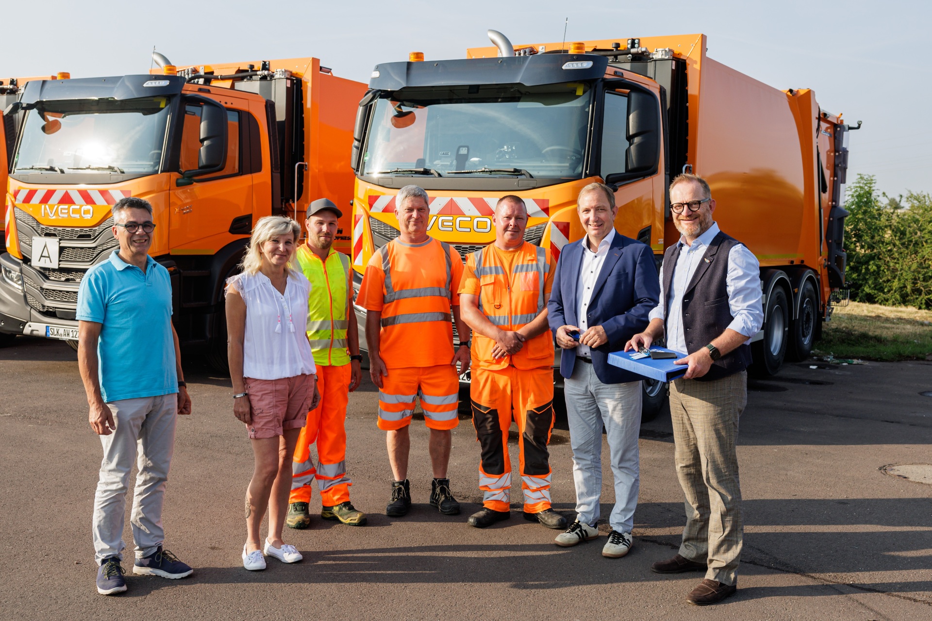 Entrega de cuatro camiones de basura a los trabajadores de la empresa municipal del distrito de Salzland, en presencia del presidente del distrito, Markus Bauer, el viernes (31 de julio de 2026) en Bernburg.