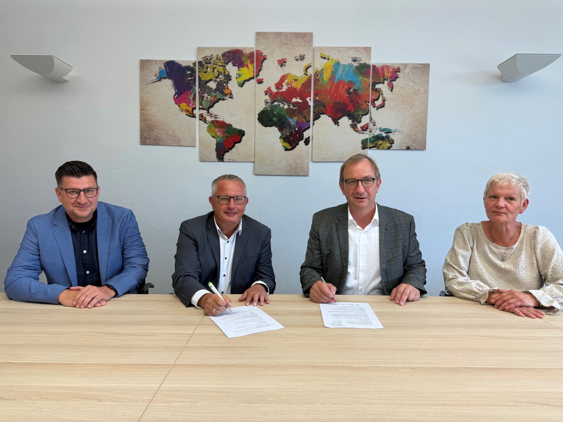 Firma conjunta del acuerdo para la creación de la red de cuidados paliativos y hospicios. (De izquierda a derecha) Thomas Pfeiffer, director general del Centro de Atención Médica (MVZ) del Hospital Cracau, perteneciente a la Fundación Universitätsmedizin Magdeburg gGmbH; Christian Ptock, jefe del departamento de Atención Paliativa Ambulatoria Especializada (SAPV); el presidente del distrito, Markus Bauer; Anke Meyer, directora del área de Asuntos Sociales, Juventud, Educación y Cultura, Sanidad, Protección contra Incendios y Catástrofes, Servicios de Emergencia y Normativa Urbanística.