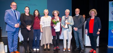 De izquierda a derecha: Sr. Bauer, Administrador del Distrito de Salzlandkreis; miembro del equipo "Coffee to Stay"; miembro del equipo "Coffee to Stay"; Dra. Silvia Ristow, Alcaldesa de la Ciudad de Bernburg (Saale); Sra. Jeanne Colgan, galardonada con el premio honorífico; miembro del equipo "Coffee to Stay"; Sr. Wolf-Dietrich Hanzlik, Director Gerente de Stadtwerke Bernburg (Saale); Sra. Katrin Block, Responsable de Igualdad de Oportunidades de la Ciudad de Bernburg (Saale).