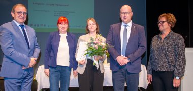 De izquierda a derecha: Sr. Markus Bauer, Administrador del Distrito de Salzlandkreis; Sra. Brigitte Klopstein, Directora Gerente de Stadtwerke Aschersleben GmbH; Sra. Sophie Hühnerbein, Ganadora del Premio Honorífico; Sr. Robert Käsebier, Alcalde de la ciudad de Seeland; Sra. Kathrin Sommer, Responsable de Igualdad de Oportunidades de la ciudad de Aschersleben.