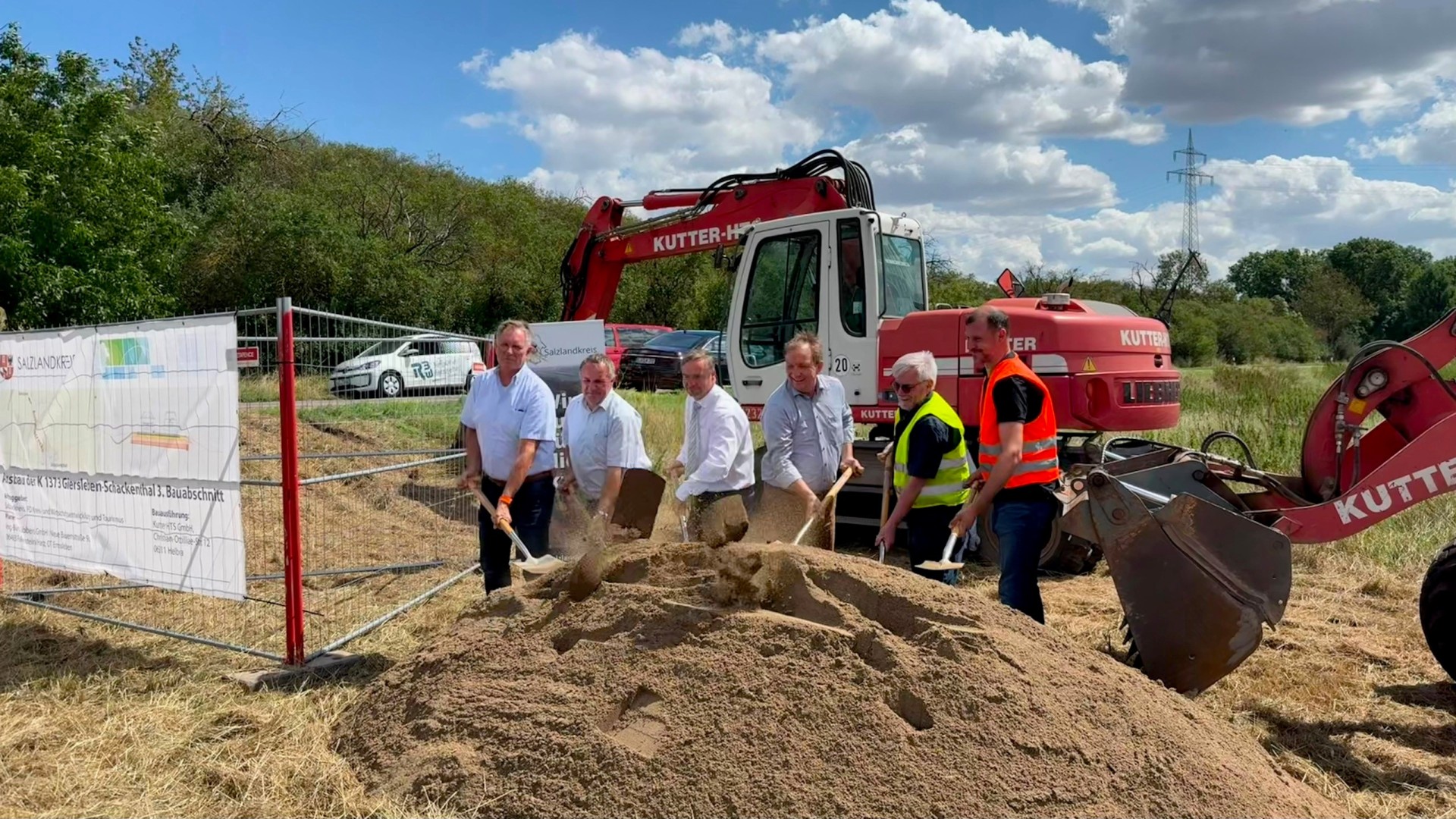 En la imagen: el alcalde de Aschersleben, Steffen Amme (3.º por la izquierda), el presidente del distrito, Markus Bauer (4.º por la izquierda), así como representantes de la oficina de planificación y de la empresa constructora