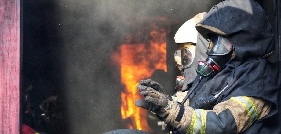 La imagen muestra a los bomberos durante un simulacro de incendio real en Bernburg. La imagen muestra a los bomberos durante un simulacro de incendio real en Bernburg.