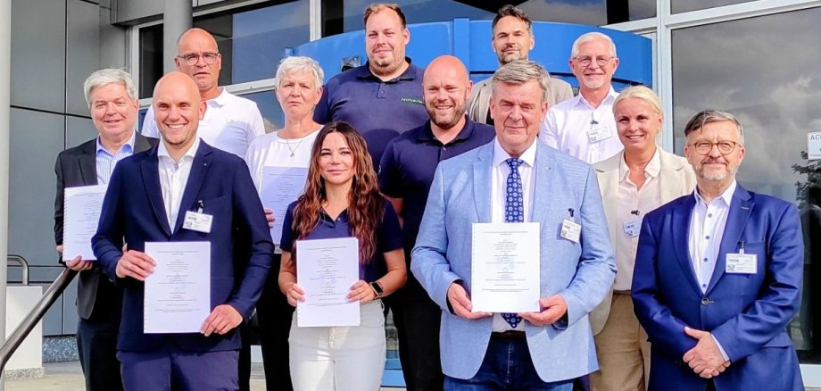Firma del acuerdo de colaboración para la formación profesional Los socios colaboradores firman un contrato y quieren impulsar conjuntamente el proyecto de formación profesional PROFI-L de la Seelandschule de Nachterstedt. El distrito de Salzland, que, en su calidad de entidad responsable del centro, está reformando y ampliando actualmente la escuela secundaria con una inversión millonaria para convertirla en un moderno centro educativo, figura entre los primeros firmantes.