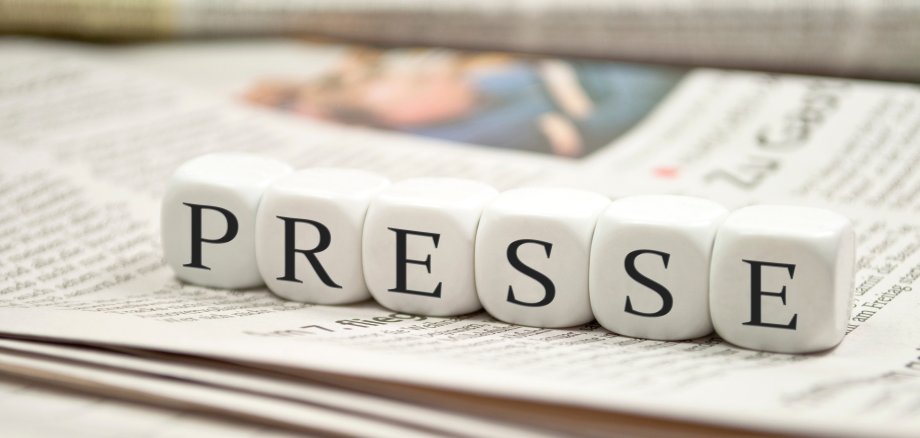 La inscripción «Prensa» con periódicos al fondo