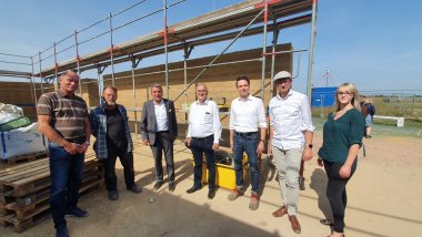 (de izquierda a derecha): Detlef Büttner, Departamento de Normativa y Construcción de Edificios, Salzlandkreis, Hubert Heinrichs, constructor de tierra local responsable y formador, Dr. Gunnar Schellenberger, Presidente del Parlamento del Estado de Sajonia-Anhalt, Dr. Alfred Reichenberger, Oficina de Conservación de Monumentos y Arqueología del Estado de Sajonia-Anhalt, Prof. Christof Ziegert, experto en construcción con tierra, Dachverband Lehm e. V., Carsten Sußmann, arquitecto del estudio de arquitectura responsable del proyecto, Nora Beyer, Oficina de Digitalización e Innovación del Salzlandkreis.