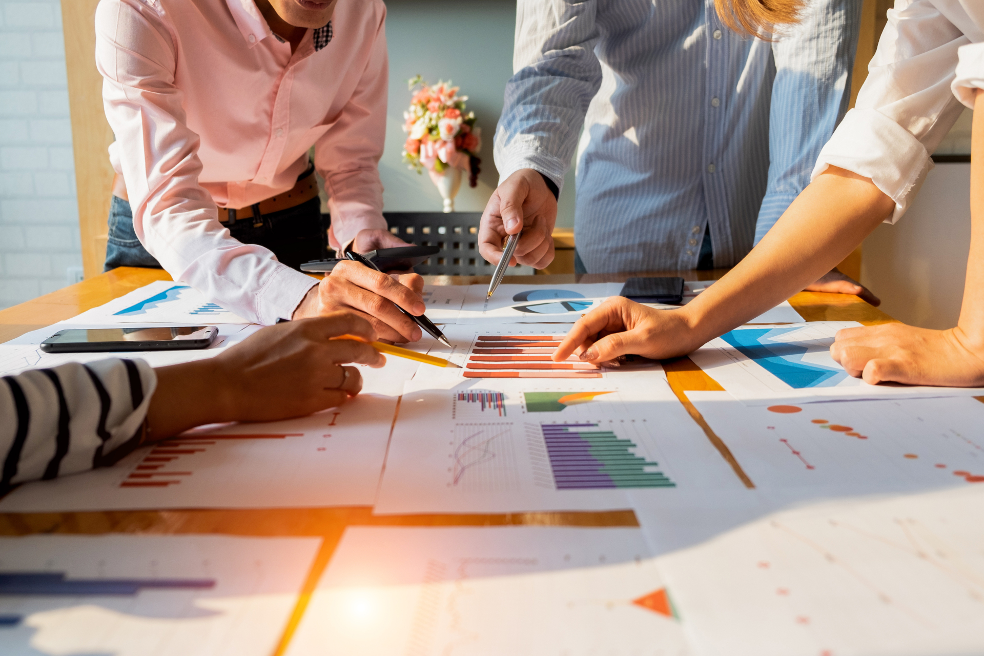 Empresarios analizando el gráfico de inversión reunión brainstorming