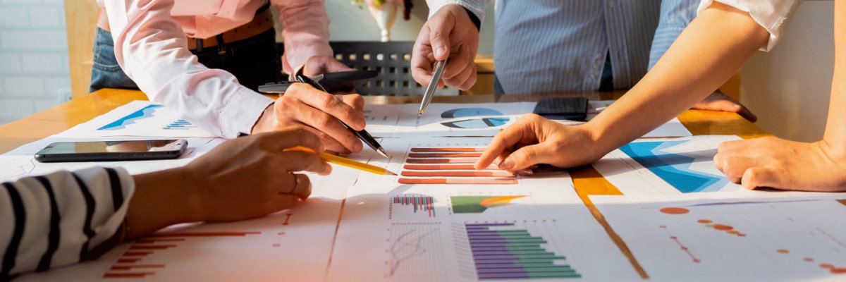 Los empresarios analizan gráficos de inversión, se reúnen para intercambiar ideas y discutir planes en la sala de reuniones, concepto de inversión