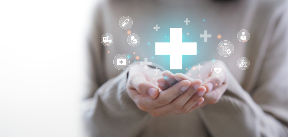 Mujer con la mano extendida sosteniendo un signo más que simboliza la atención médica. Concepto de seguro médico y salud. Acceso a prestaciones sociales, salud y espacio de copia. Mujer con la mano extendida sosteniendo un signo más que simboliza la atención médica. Concepto de seguro médico y salud. Acceso a prestaciones sociales, salud y espacio de copia.