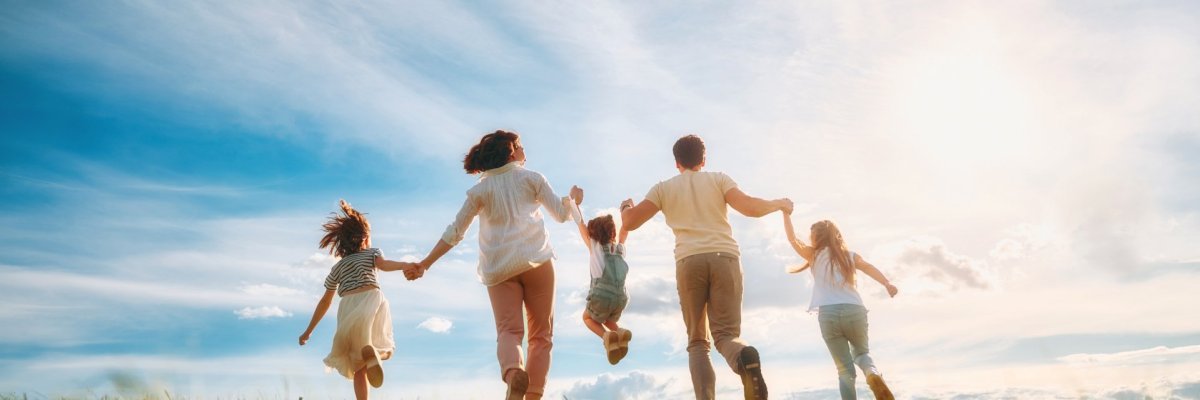 ¡Una familia feliz en un paseo veraniego! Madre, padre e hijas pasean por el parque y disfrutan de la hermosa naturaleza. ¡Una familia feliz en un paseo veraniego! Madre, padre e hijas pasean por el parque y disfrutan de la hermosa naturaleza.
